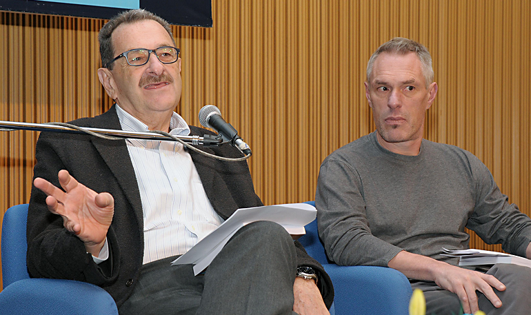 El economista Bernardo Kosacoff junto al periodista Marcelo Zlotogwiazda durante el lanzamiento.
